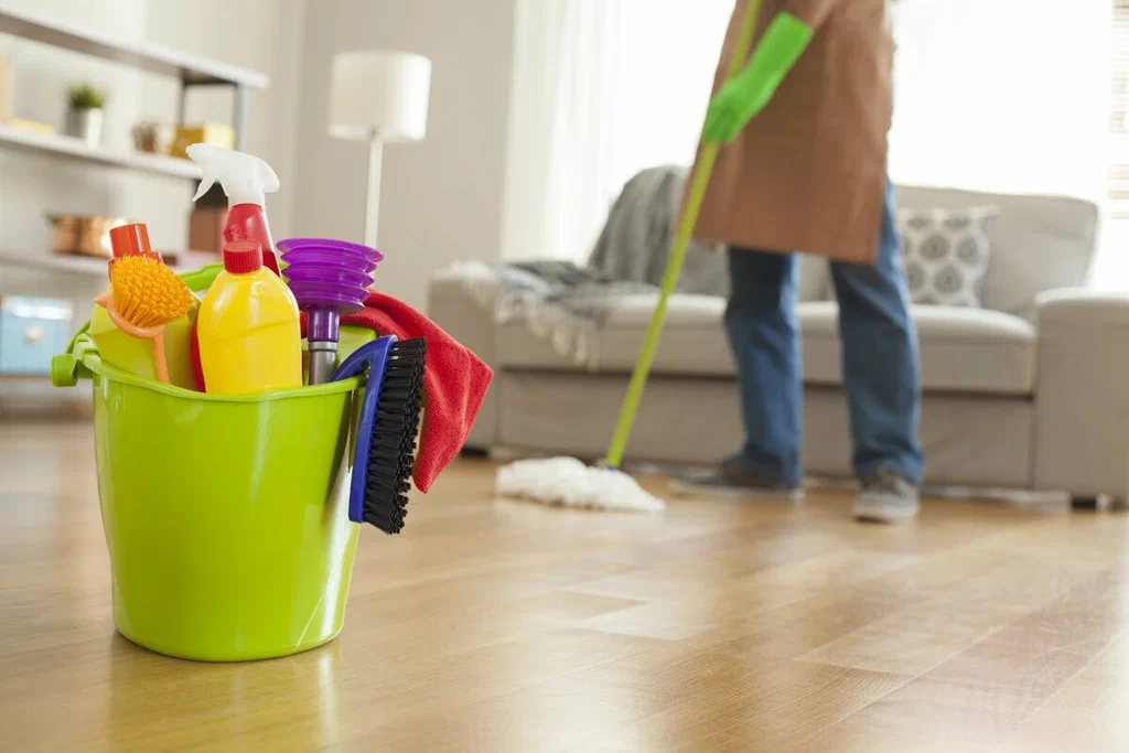 Reinigungskraft bei der gründlichen Wohnungsreinigung